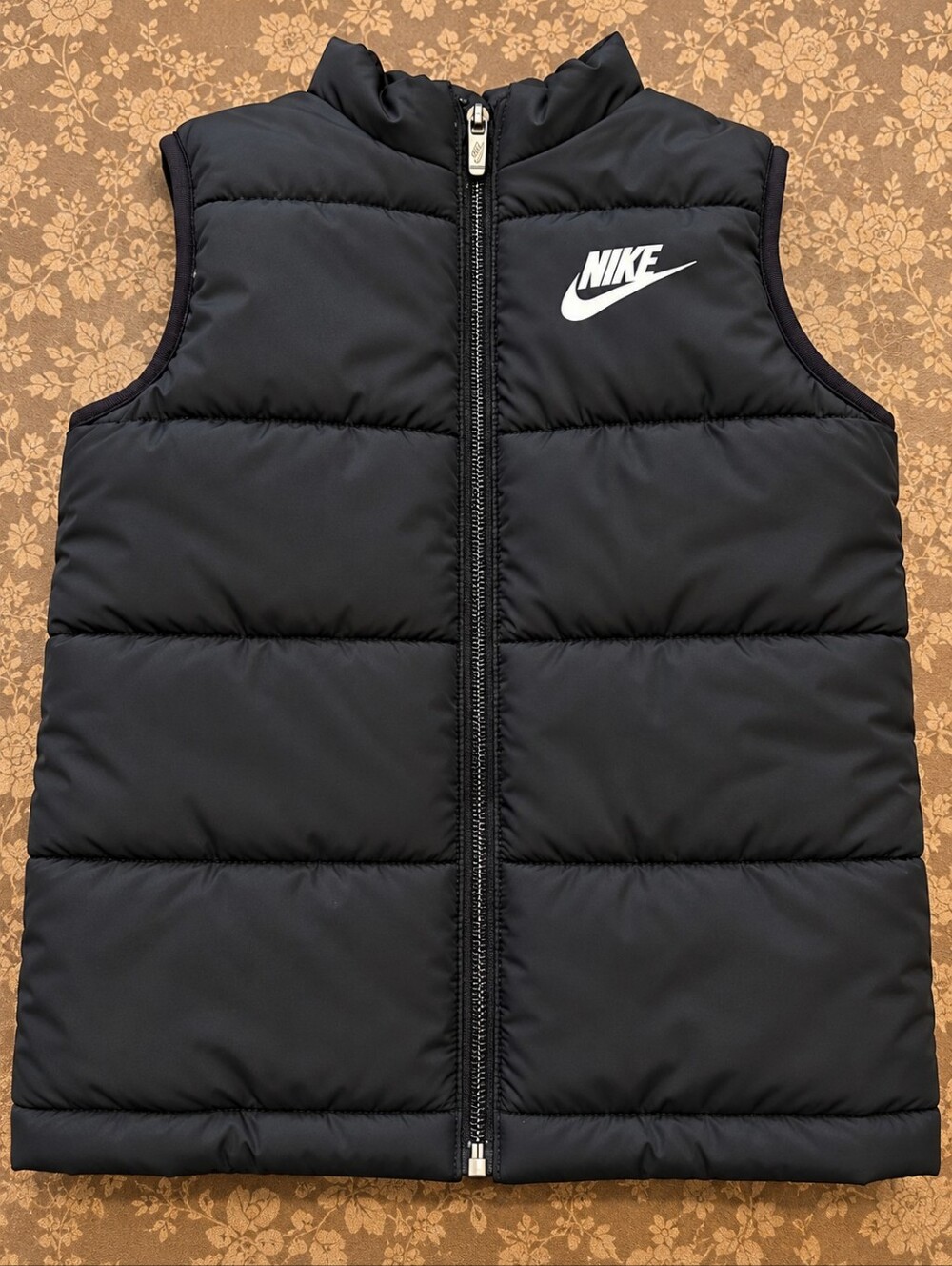 Nike Boys Puffer Vest – Size 6/7 –